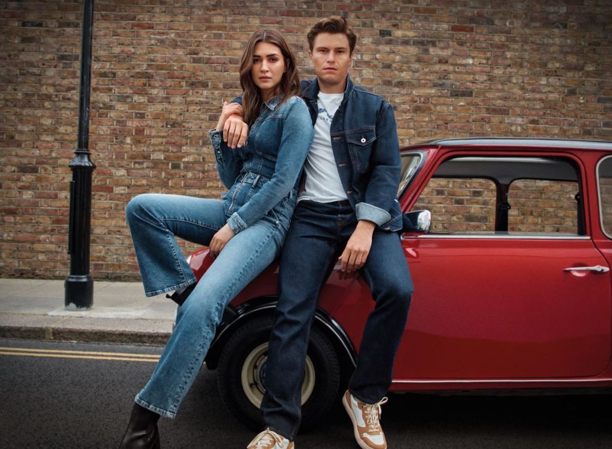 Auf dem Foto: Kriti Sanon und Oliver Cheshire.