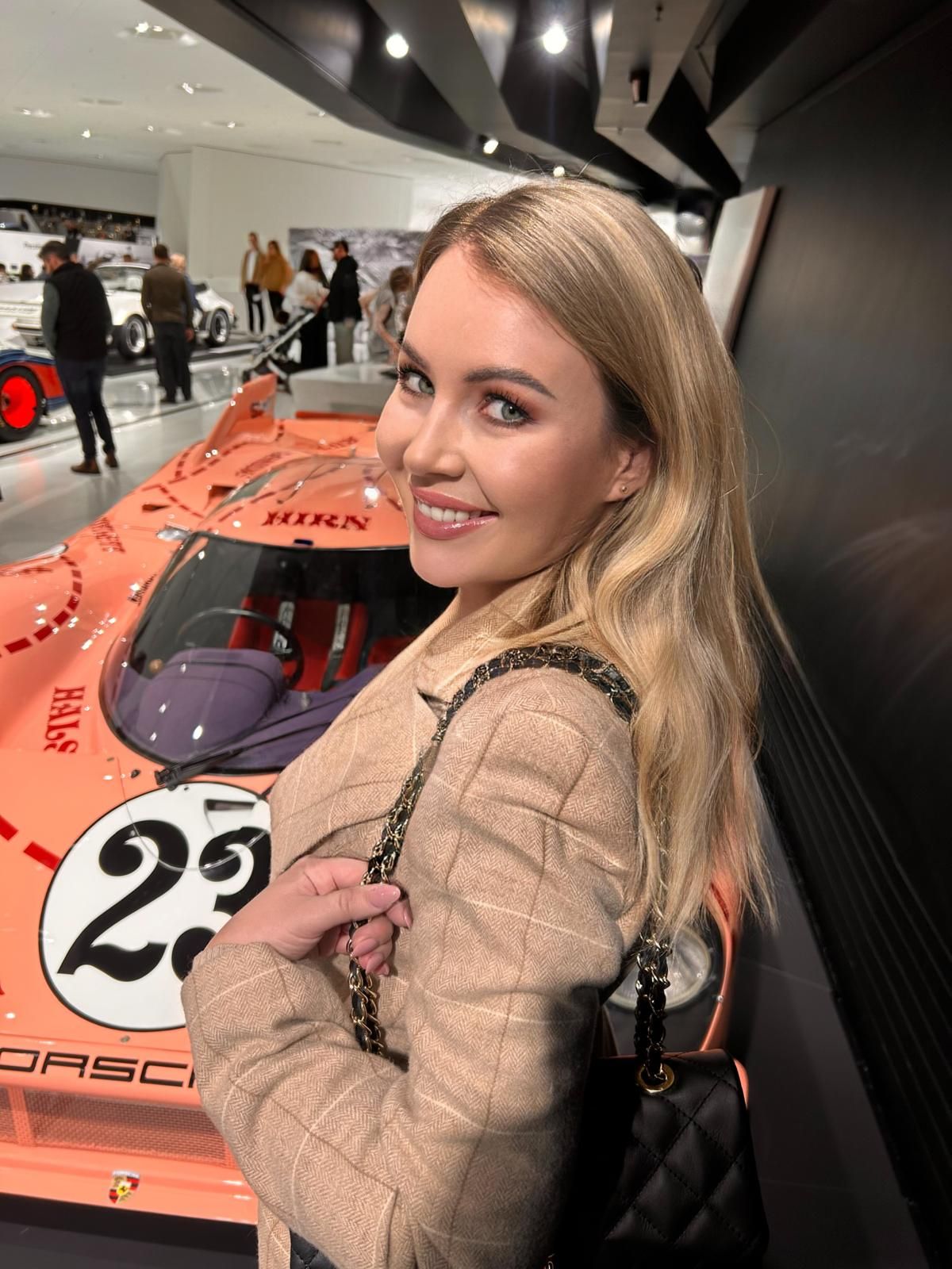 Anna Maria Rożek im Porsche Museum Stuttgart